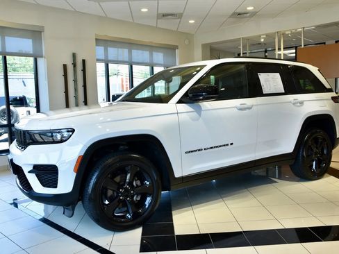 Used 2023 Jeep Grand Cherokee Altitude AWD/4WD image 3