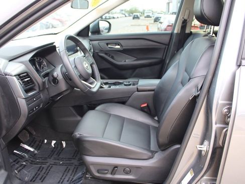 Used 2024 Nissan Rogue SV w/ SV Premium Package image 17