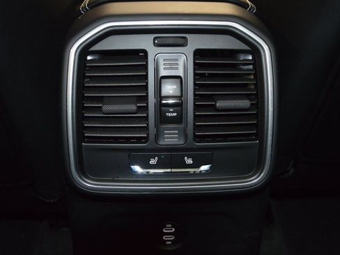 Used 2025 Porsche Macan image 39