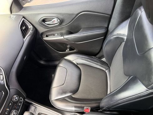 Used 2019 Jeep Cherokee Latitude Plus w/ Comfort/Convenience Group FWD image 44