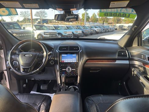Used 2018 Ford Explorer Platinum image 25
