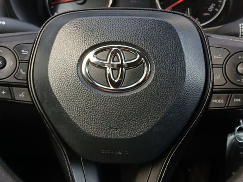 Used 2020 Toyota RAV4 LE FWD image 5
