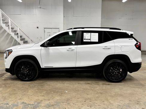 Used 2024 GMC Terrain SLE w/ Driver Convenience Package FWD image 4