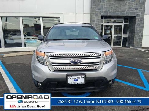 Used 2013 Ford Explorer XLT image 2