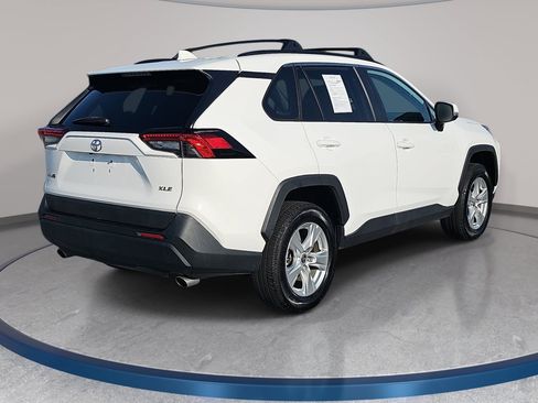Used 2021 Toyota RAV4 XLE w/ Convenience Package FWD image 5