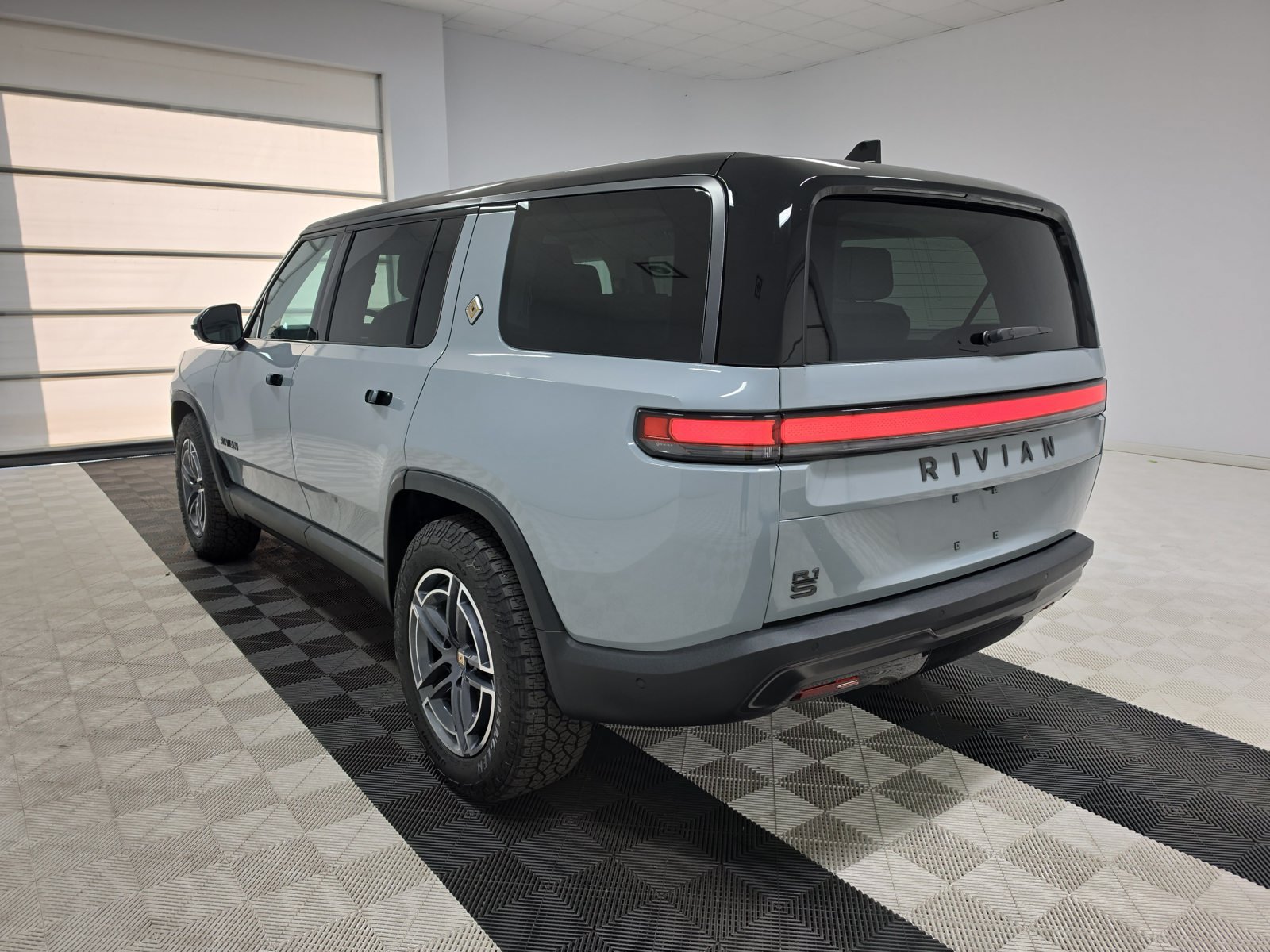 Used 2025 Rivian R1S Adventure Dual AWD/4WD image 3