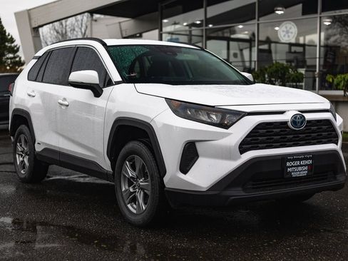 Used 2022 Toyota RAV4 LE image 6