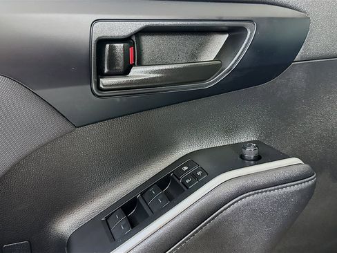 Used 2023 Toyota Highlander LE image 15