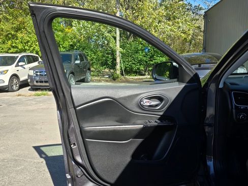 Used 2019 Jeep Cherokee Latitude Plus image 17