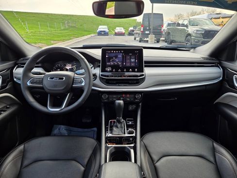 Used 2024 Jeep Compass Limited image 17