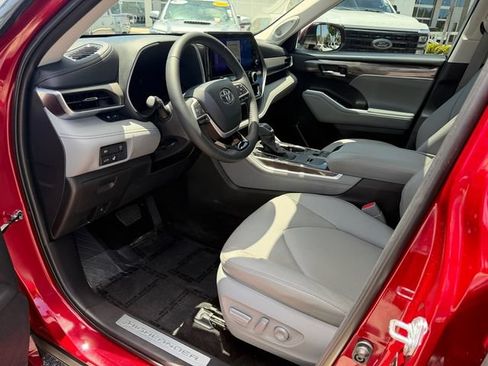 Certified 2025 Toyota Highlander Limited FWD image 11