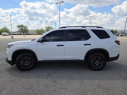 Used 2025 Honda Pilot TrailSport image 14