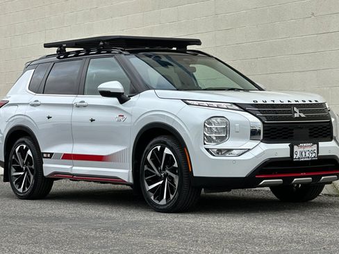 Used 2023 Mitsubishi Outlander 4WD Plug-In Hybrid image 2