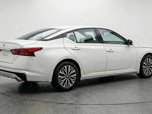 Used 2025 Nissan Altima 2.5 SV FWD image 9