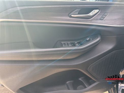 Used 2025 Jeep Grand Cherokee Limited w/ Black Appearance Package image 14