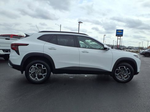 Used 2025 Chevrolet Trax LT w/ LT Convenience Package FWD image 27