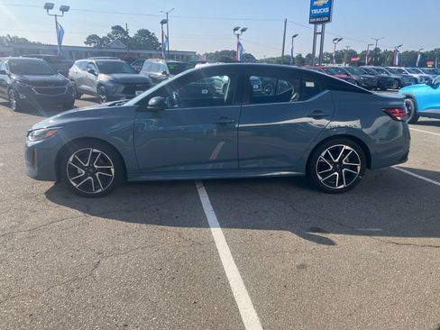 Used 2025 Nissan Sentra SR FWD image 2