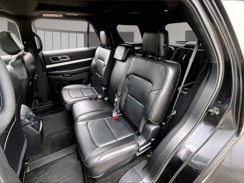 Used 2017 Ford Explorer XLT w/ Equipment Group 202A FWD image 28