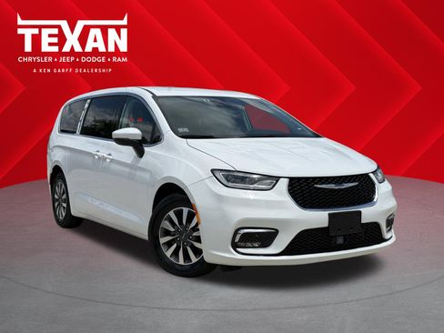 Used 2023 Chrysler Pacifica Touring-L FWD image 1