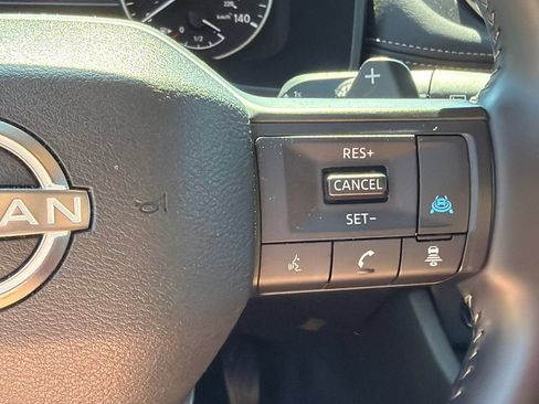 Used 2025 Nissan Rogue SV FWD image 25