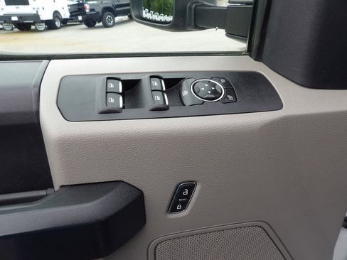 Used 2022 Ford F550 4x4 Crew Cab Super Duty w/ Power Equipment Group image 15
