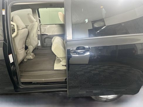 Used 2017 Toyota Sienna LE image 25