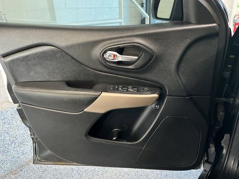 Used 2017 Jeep Cherokee High Altitude AWD/4WD image 27