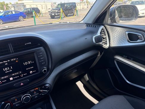 Used 2025 Kia Soul LX w/ LX Technology Package FWD image 33