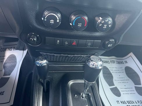 Used 2018 Jeep Wrangler Sahara w/ Connectivity Group AWD/4WD image 18