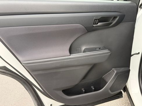 Used 2023 Toyota Highlander LE image 29