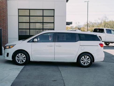 Used 2017 Kia Sedona LX image 5