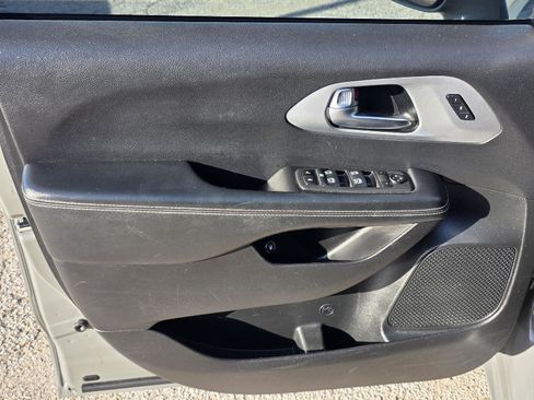 Used 2022 Chrysler Pacifica Touring-L w/ Uconnect Theater Family Group FWD image 35