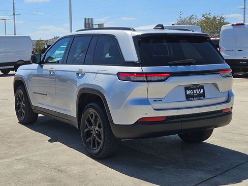 Used 2025 Jeep Grand Cherokee Altitude AWD/4WD image 6