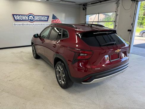 Used 2025 Chevrolet Trax LT w/ LT Convenience Package FWD image 4