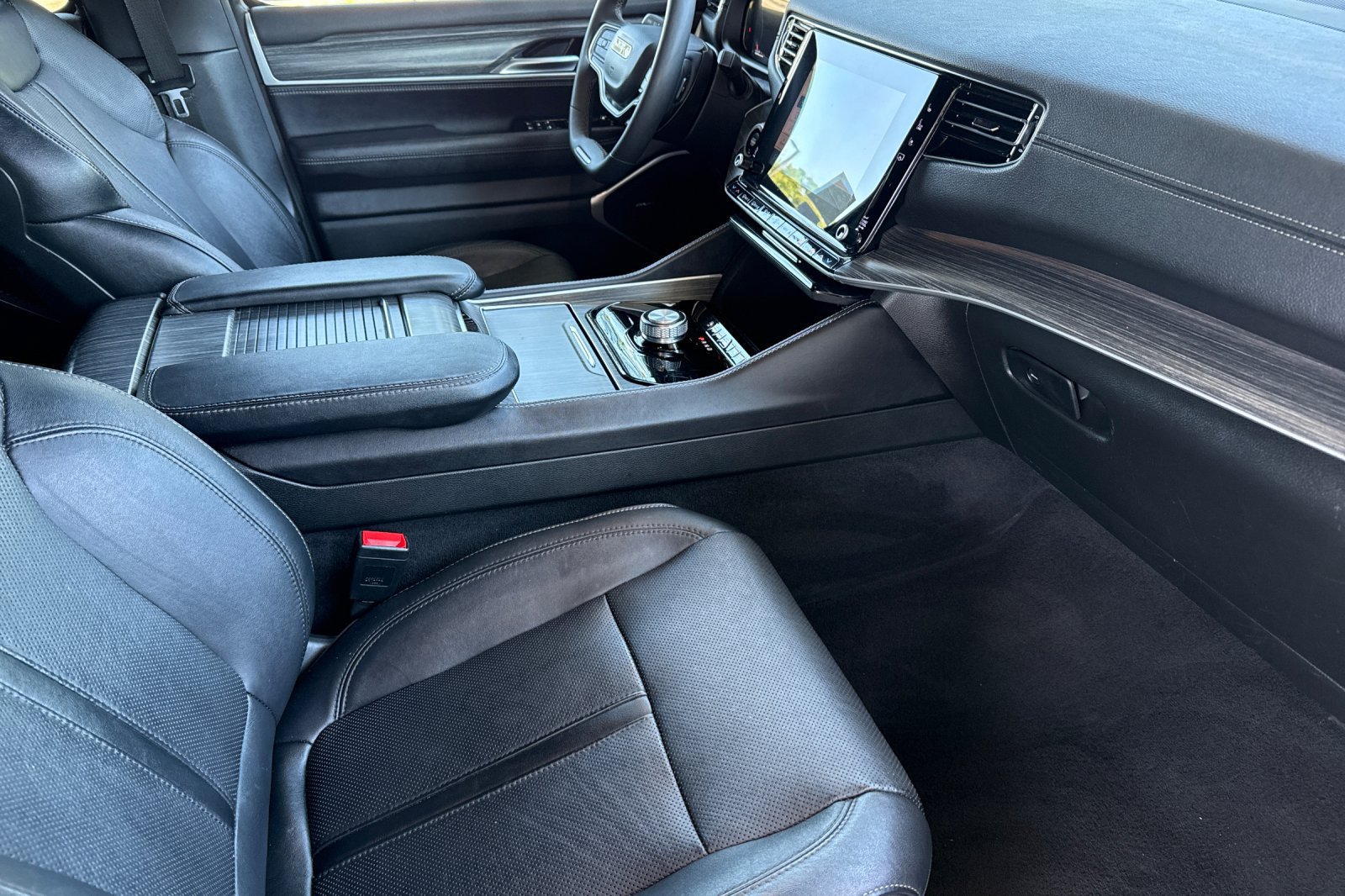 Used 2023 Jeep Wagoneer L Series II RWD image 25