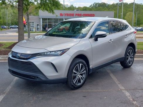 Used 2022 Toyota Venza LE image 3