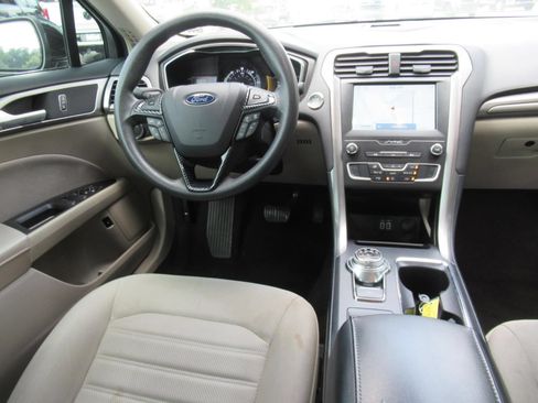 Used 2020 Ford Fusion SE FWD image 13
