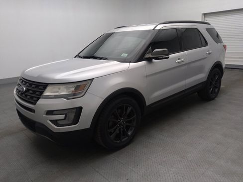 Used 2017 Ford Explorer XLT w/ Equipment Group 202A image 2