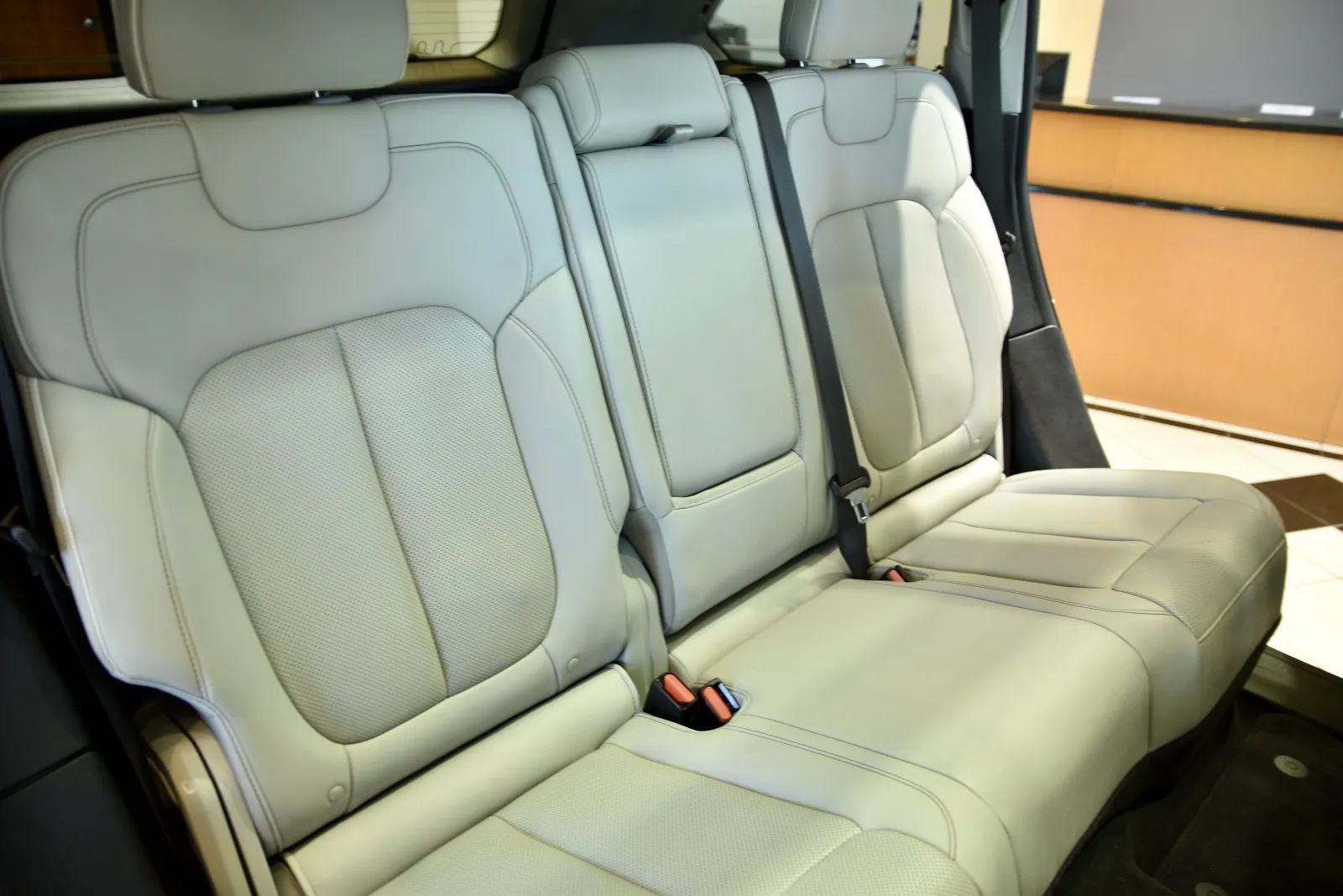 Used 2022 Jeep Grand Cherokee Overland AWD/4WD image 24