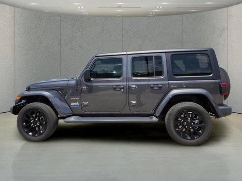 Used 2022 Jeep Wrangler Unlimited Sahara w/ Cold Weather Group AWD/4WD image 2