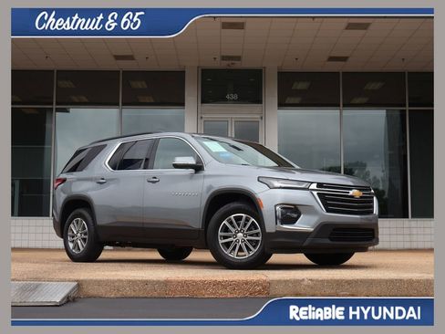 Used 2023 Chevrolet Traverse LT FWD image 1
