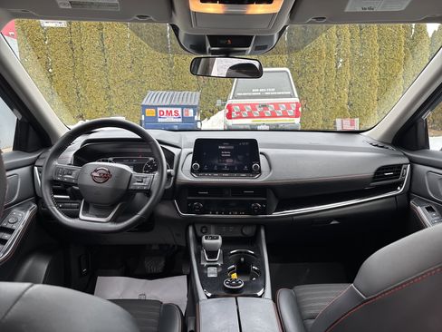 Used 2025 Nissan Rogue SV image 15