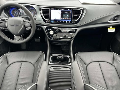 New 2026 Chrysler Pacifica Limited image 10