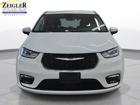 Certified 2023 Chrysler Pacifica Touring-L FWD image 2