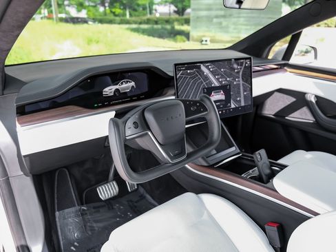 Used 2024 Tesla Model X AWD/4WD image 3