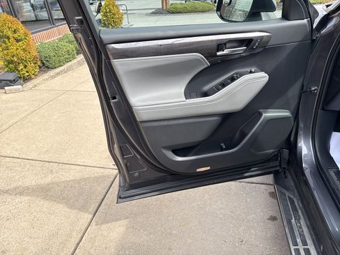 Used 2023 Toyota Highlander Platinum image 15