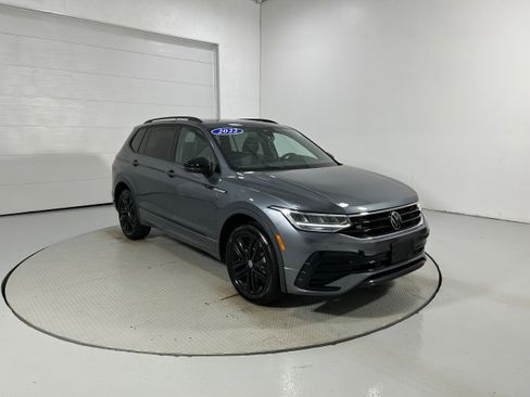 Used 2022 Volkswagen Tiguan SE R-Line AWD/4WD image 2