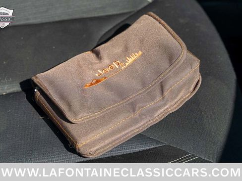 Used 2018 Jeep Wrangler Unlimited Sahara w/ Dual Top Group AWD/4WD image 47