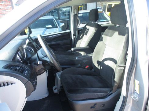 Used 2018 Dodge Grand Caravan SE w/ UConnect Hands-Free Group image 7