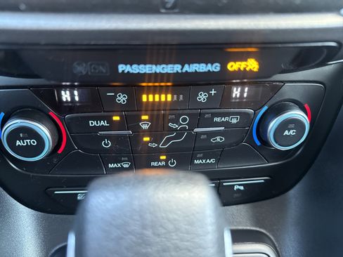 Used 2022 Ford Transit Connect XLT image 19